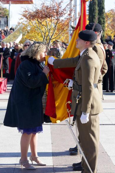 Ciudadano jurando bandera en Plaza Mayor de Alcobendas
