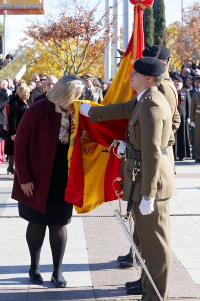 Ciudadano jurando bandera en Plaza Mayor de Alcobendas