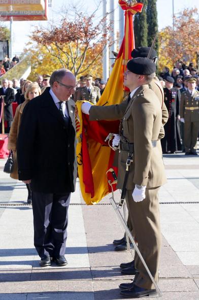 Ciudadano jurando bandera en Plaza Mayor de Alcobendas