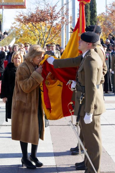 Ciudadano jurando bandera en Plaza Mayor de Alcobendas