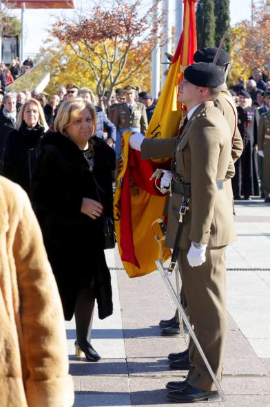 Ciudadano jurando bandera en Plaza Mayor de Alcobendas