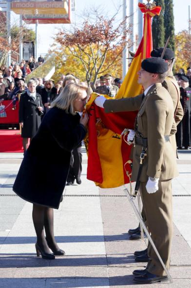 Ciudadano jurando bandera en Plaza Mayor de Alcobendas