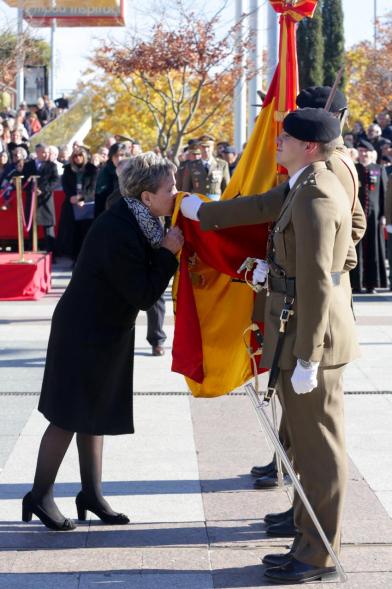 Ciudadano jurando bandera en Plaza Mayor de Alcobendas
