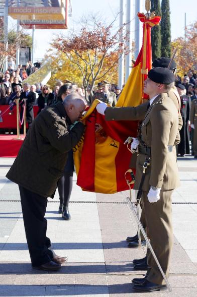 Ciudadano jurando bandera en Plaza Mayor de Alcobendas
