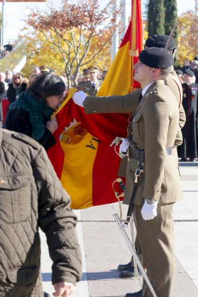 Ciudadano jurando bandera en Plaza Mayor de Alcobendas