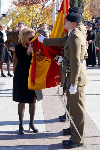 Ciudadano jurando bandera en Plaza Mayor de Alcobendas