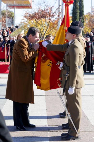 Ciudadano jurando bandera en Plaza Mayor de Alcobendas