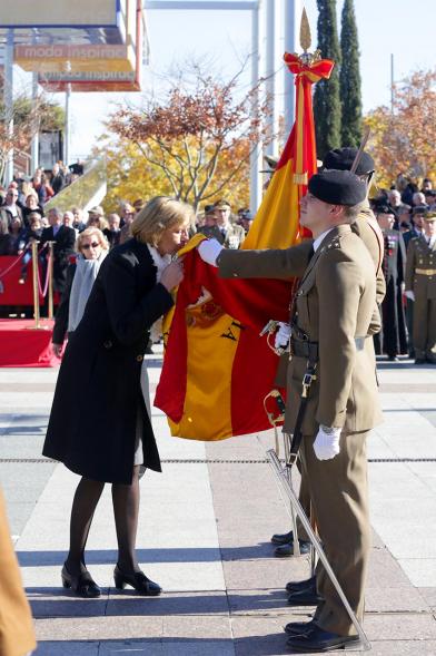 Ciudadano jurando bandera en Plaza Mayor de Alcobendas
