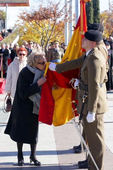 Ciudadano jurando bandera en Plaza Mayor de Alcobendas