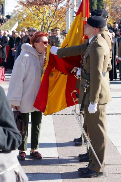 Ciudadano jurando bandera en Plaza Mayor de Alcobendas