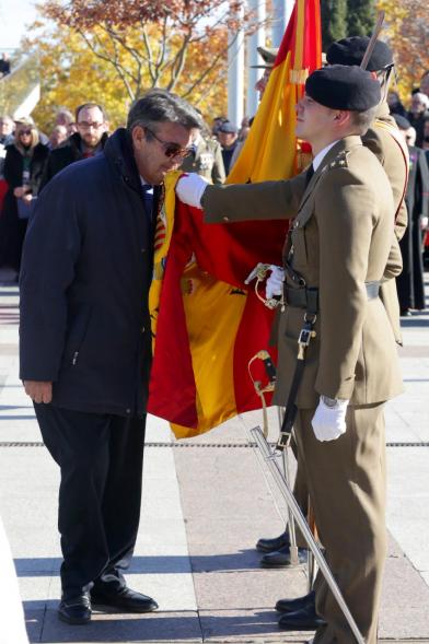 Ciudadano jurando bandera en Plaza Mayor de Alcobendas