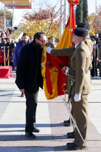 Ciudadano jurando bandera en Plaza Mayor de Alcobendas