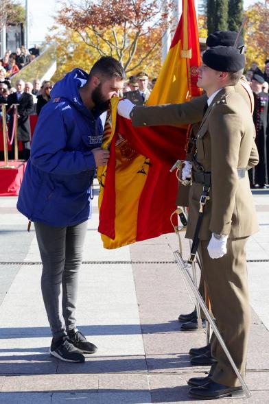 Ciudadano jurando bandera en Plaza Mayor de Alcobendas