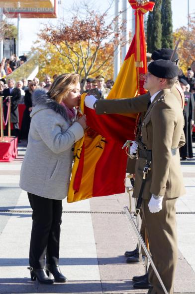 Ciudadano jurando bandera en Plaza Mayor de Alcobendas