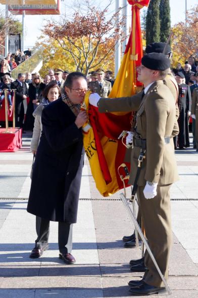 Ciudadano jurando bandera en Plaza Mayor de Alcobendas