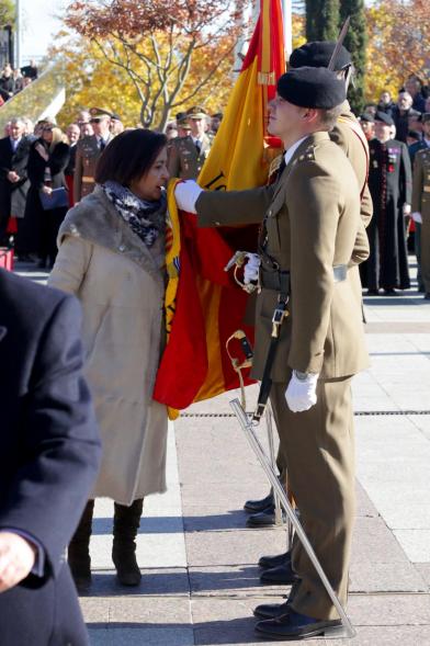 Ciudadano jurando bandera en Plaza Mayor de Alcobendas