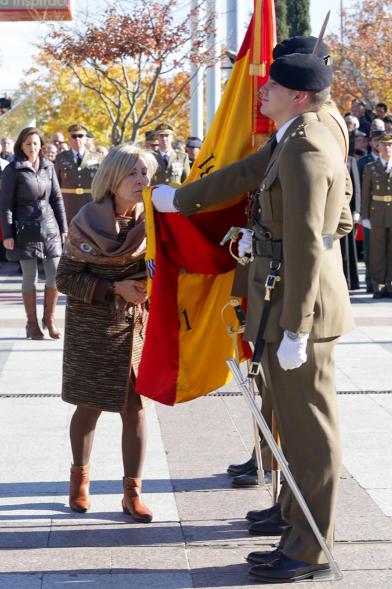 Ciudadano jurando bandera en Plaza Mayor de Alcobendas