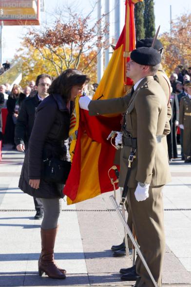 Ciudadano jurando bandera en Plaza Mayor de Alcobendas