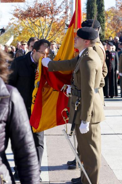 Ciudadano jurando bandera en Plaza Mayor de Alcobendas