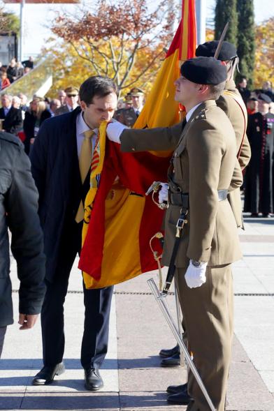 Ciudadano jurando bandera en Plaza Mayor de Alcobendas