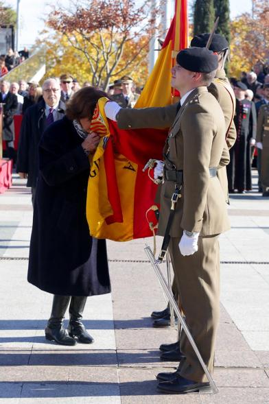 Ciudadano jurando bandera en Plaza Mayor de Alcobendas