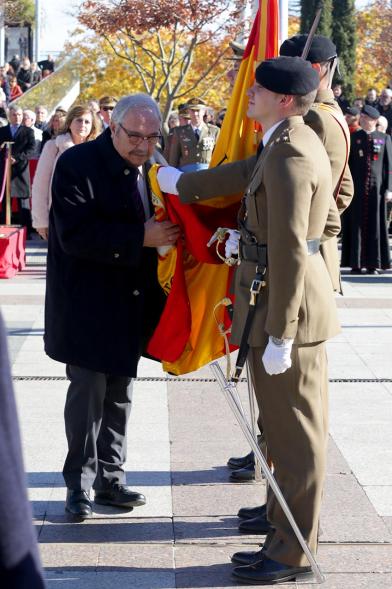 Ciudadano jurando bandera en Plaza Mayor de Alcobendas