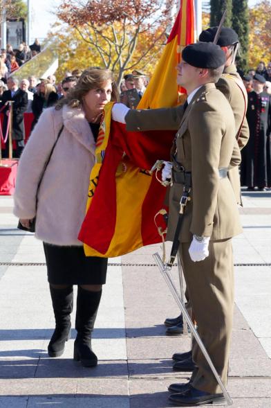 Ciudadano jurando bandera en Plaza Mayor de Alcobendas