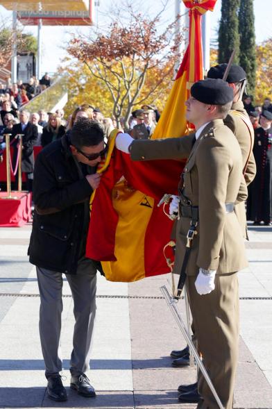 Ciudadano jurando bandera en Plaza Mayor de Alcobendas