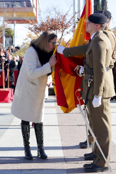 Ciudadano jurando bandera en Plaza Mayor de Alcobendas