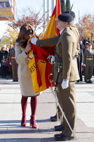 Ciudadano jurando bandera en Plaza Mayor de Alcobendas