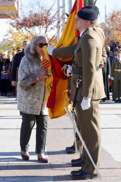 Ciudadano jurando bandera en Plaza Mayor de Alcobendas