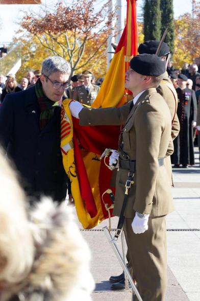 Ciudadano jurando bandera en Plaza Mayor de Alcobendas