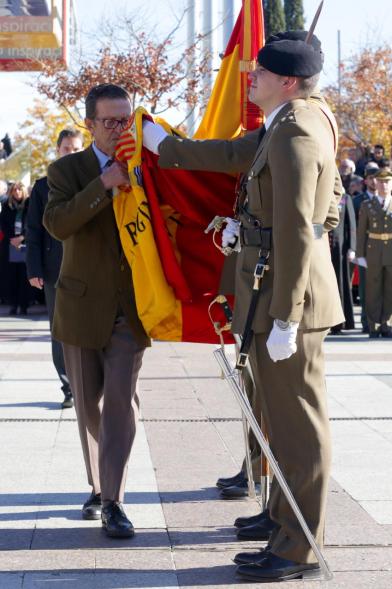 Ciudadano jurando bandera en Plaza Mayor de Alcobendas