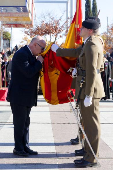 Ciudadano jurando bandera en Plaza Mayor de Alcobendas