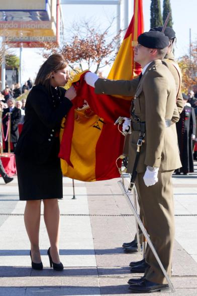 Ciudadano jurando bandera en Plaza Mayor de Alcobendas