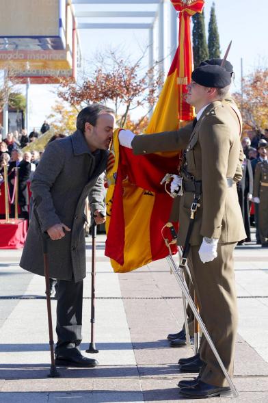 Ciudadano jurando bandera en Plaza Mayor de Alcobendas