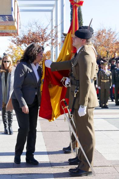 Ciudadano jurando bandera en Plaza Mayor de Alcobendas