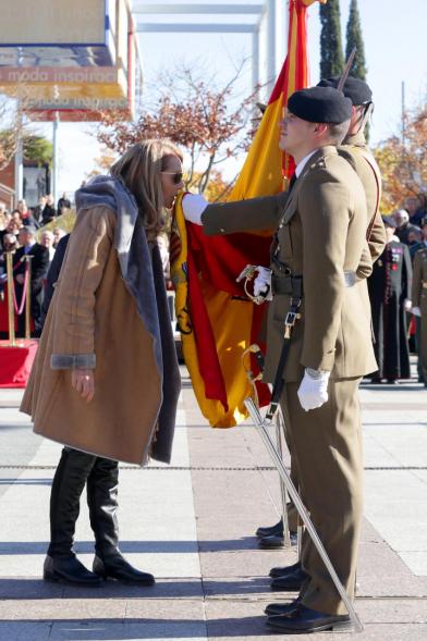 Ciudadano jurando bandera en Plaza Mayor de Alcobendas