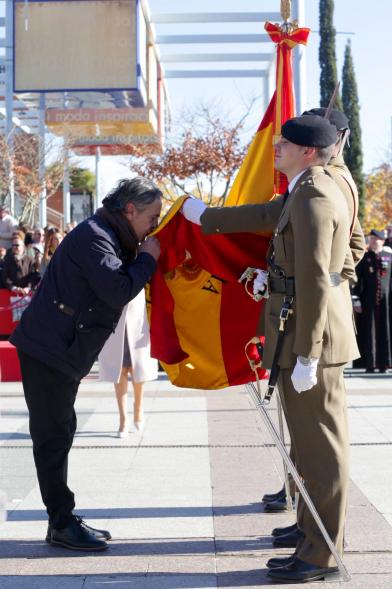 Ciudadano jurando bandera en Plaza Mayor de Alcobendas