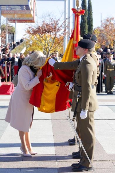 Ciudadano jurando bandera en Plaza Mayor de Alcobendas