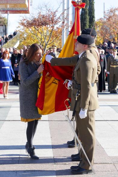 Ciudadano jurando bandera en Plaza Mayor de Alcobendas