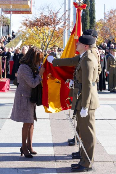 Ciudadano jurando bandera en Plaza Mayor de Alcobendas