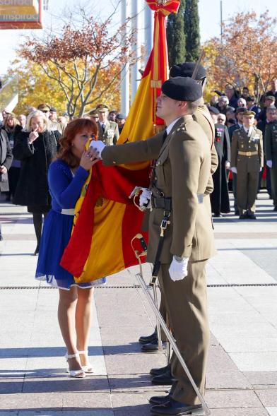 Ciudadano jurando bandera en Plaza Mayor de Alcobendas