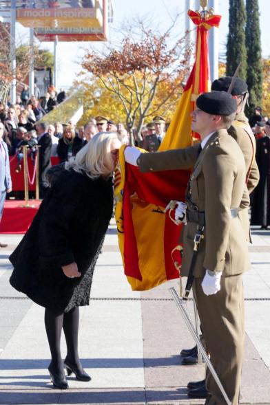 Ciudadano jurando bandera en Plaza Mayor de Alcobendas