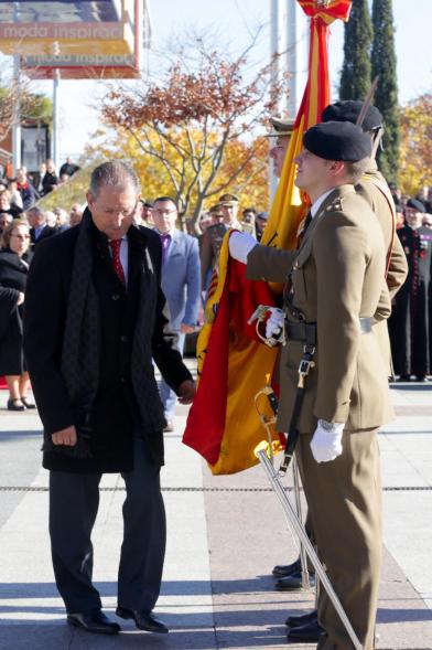 Ciudadano jurando bandera en Plaza Mayor de Alcobendas