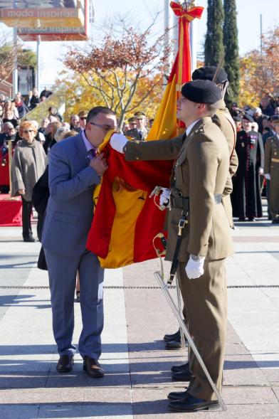 Ciudadano jurando bandera en Plaza Mayor de Alcobendas