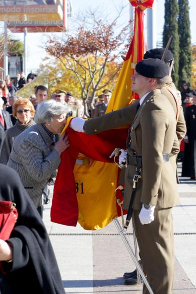 Ciudadano jurando bandera en Plaza Mayor de Alcobendas