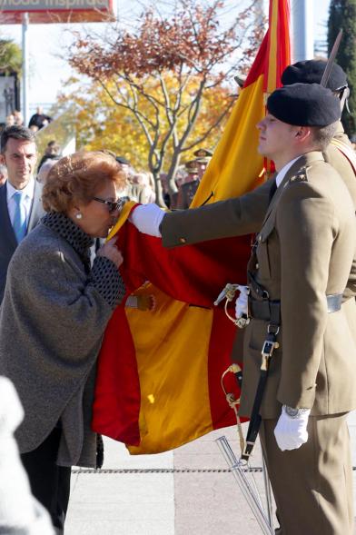 Ciudadano jurando bandera en Plaza Mayor de Alcobendas