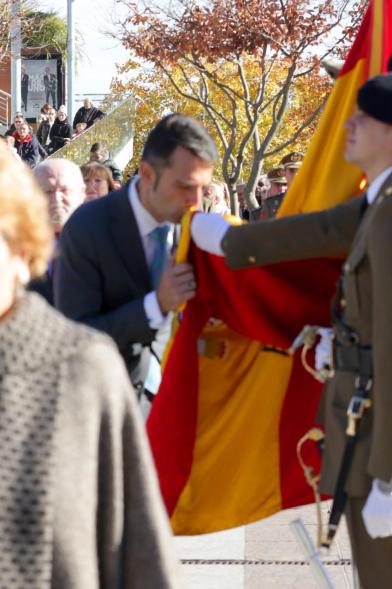 Ciudadano jurando bandera en Plaza Mayor de Alcobendas