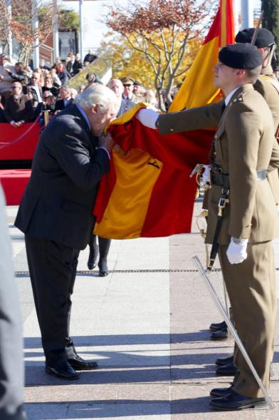 Ciudadano jurando bandera en Plaza Mayor de Alcobendas